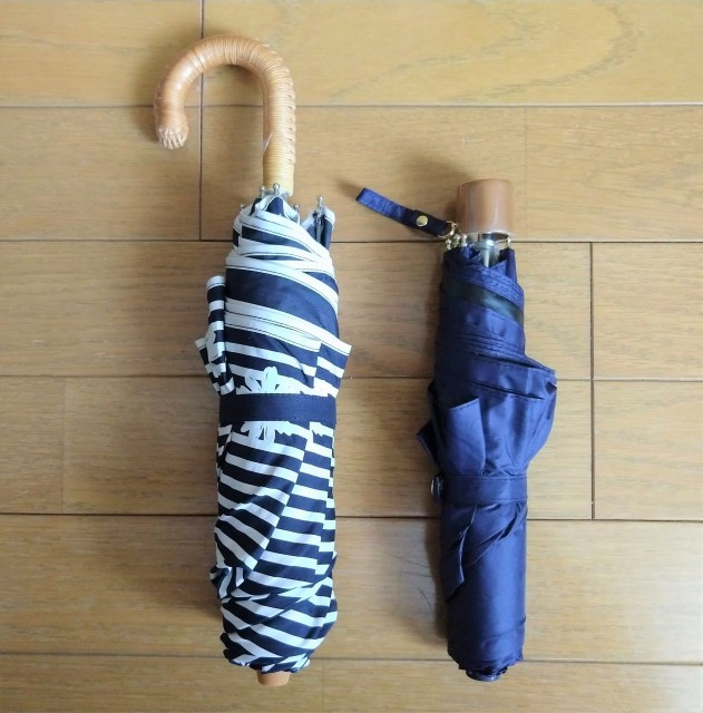 日傘２本を並べて床に置いて長さや大きさを比べているところ