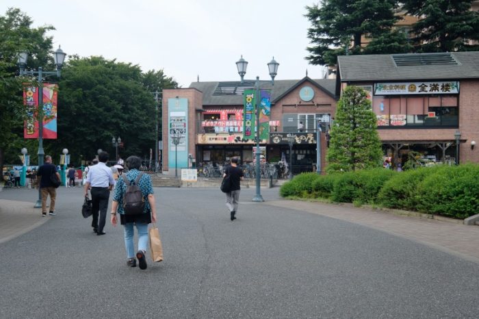 豊島園駅からとしまえん正門に向かっている様子