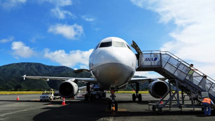 八丈島空港　タラップで降りて見上げたANAの飛行機